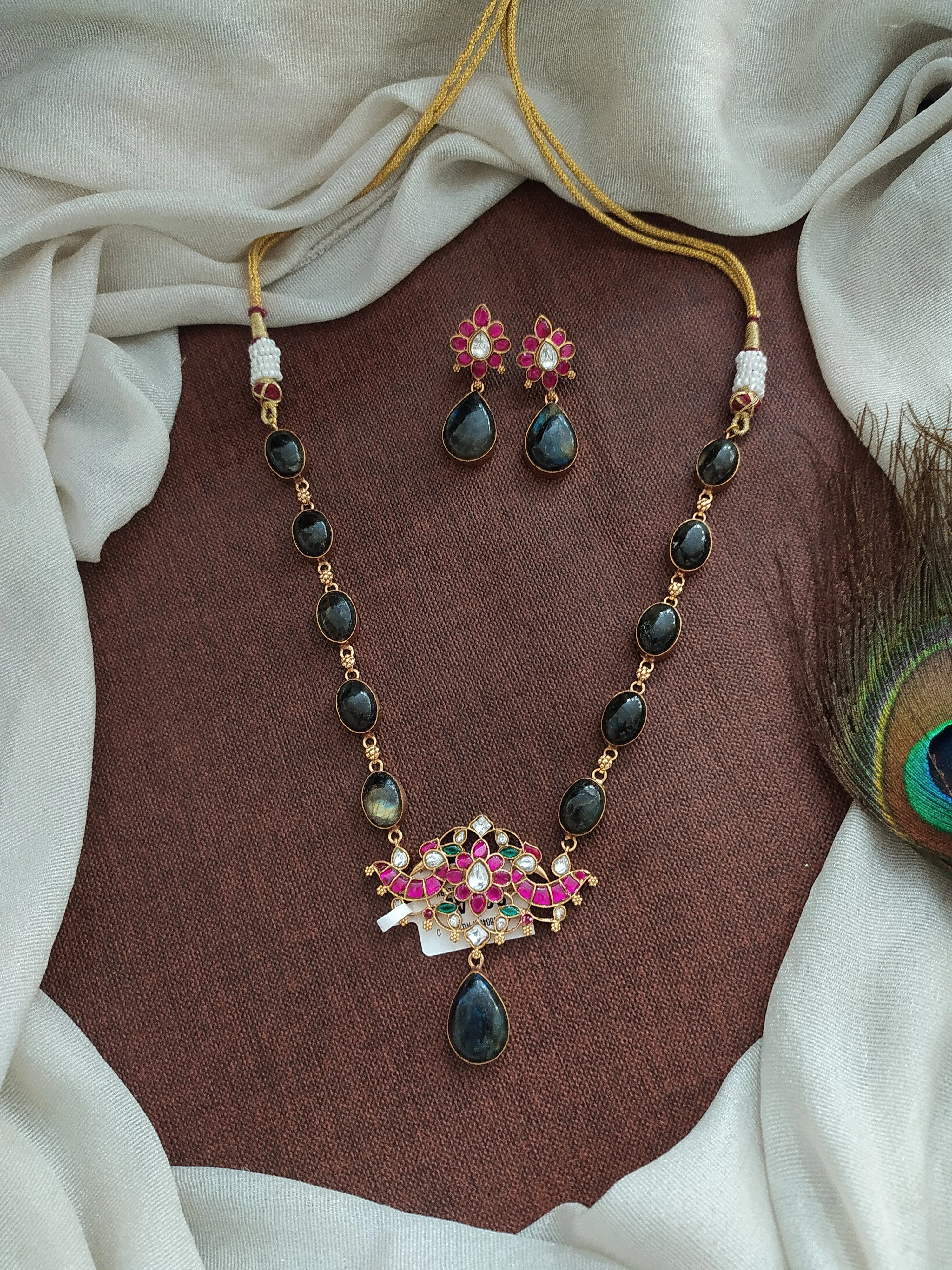 Kundan Short Necklace Set with Quartz and Jadau Kundan, Adorned with Floral Kundan Pendant