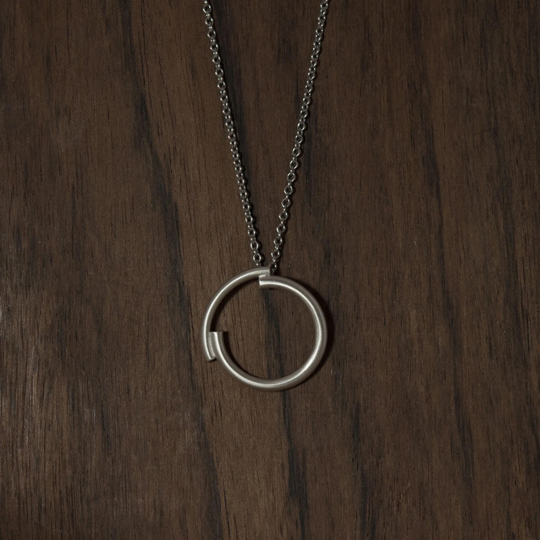 Minimalist circle necklace N°4