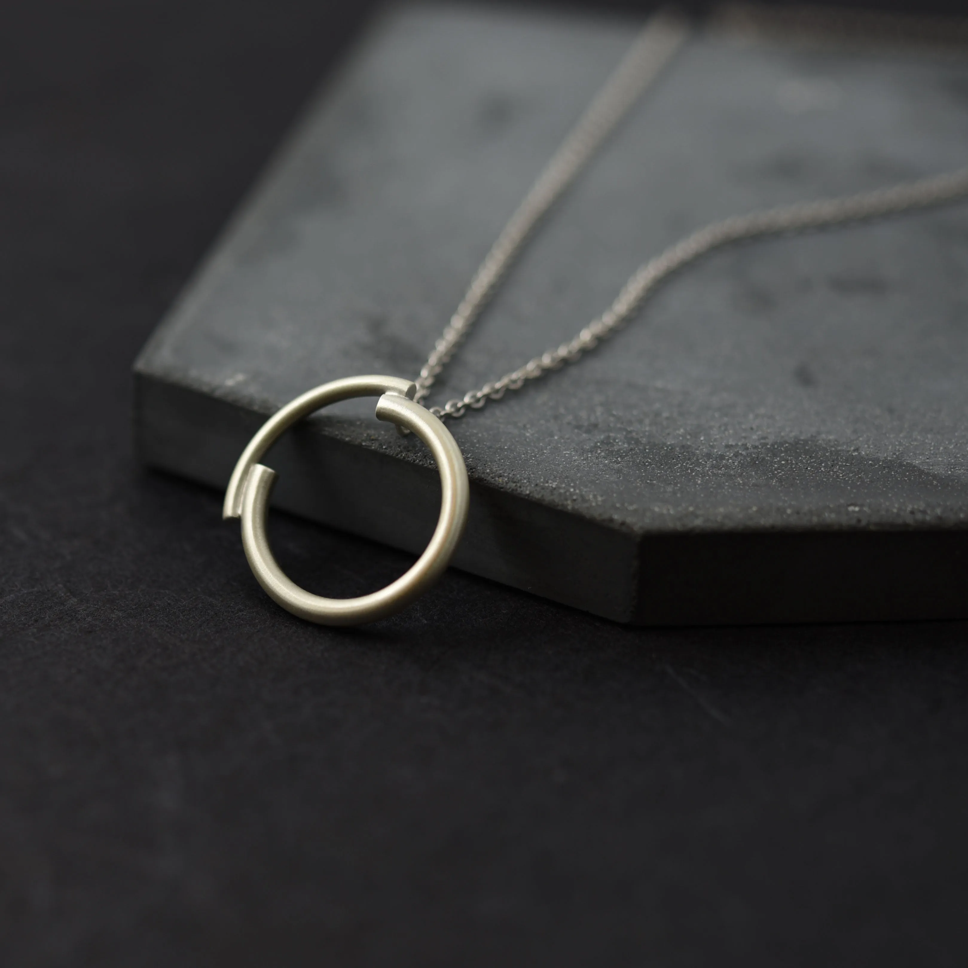 Minimalist circle necklace N°4