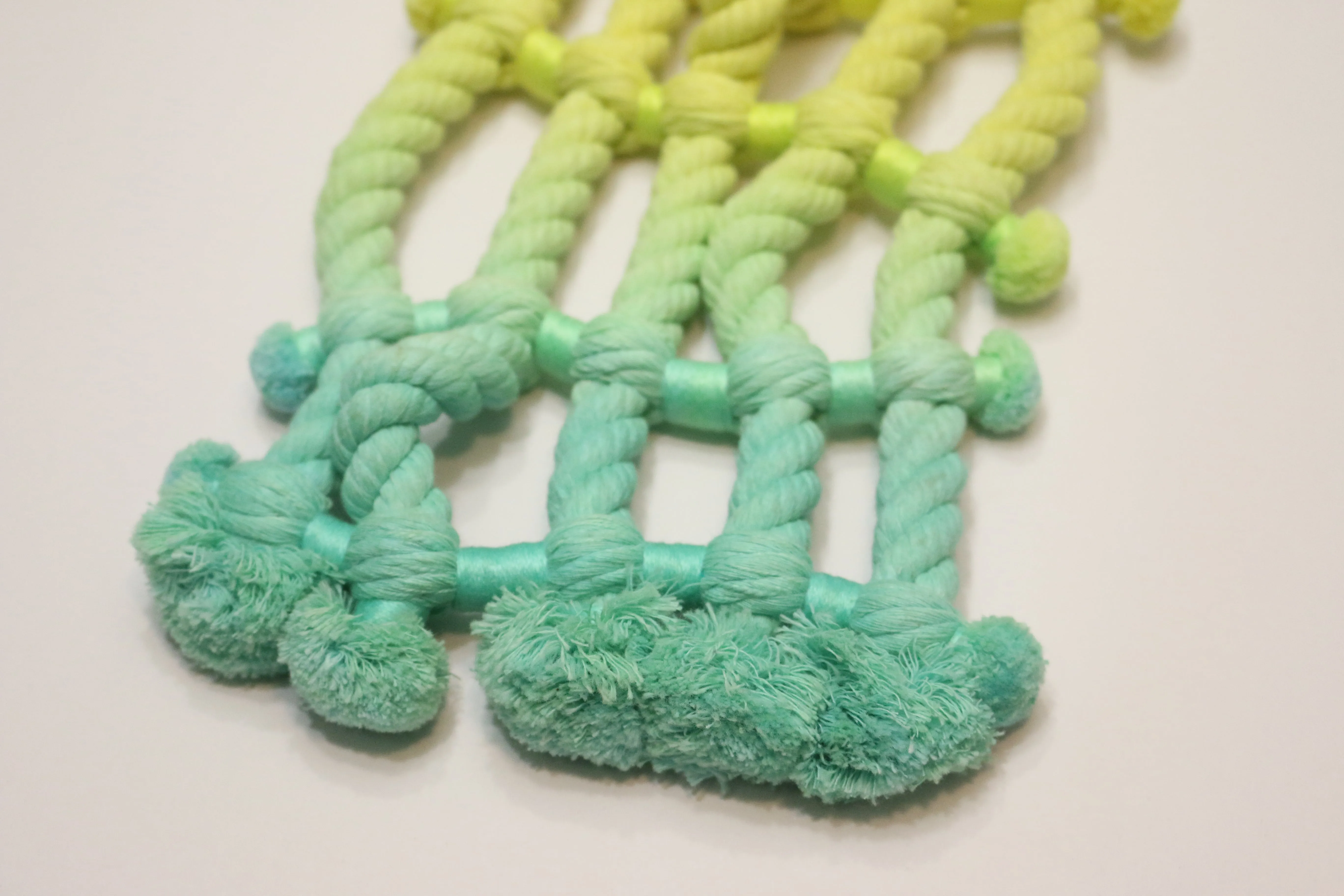 Neon Zinn Green Fade Wavy Grid Rope Necklace